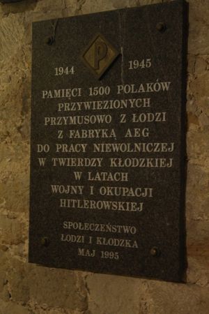 제2차 세계 대전 중 독일군에 의해 요새에 수감된 1,500명의 폴란드 강제 노동자 기념비