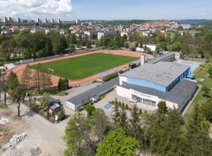 클로즈코의 축구 및 육상 경기장과 체육관, 축구팀 니사 크워츠코와 농구팀 도랄 니사 크워츠코의 홈 경기장