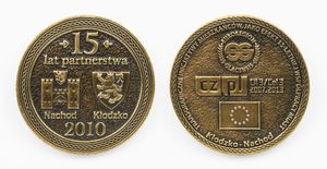 2010년 클로츠코와 나호트의 자매 도시 결연 15주년을 기념하는 메달