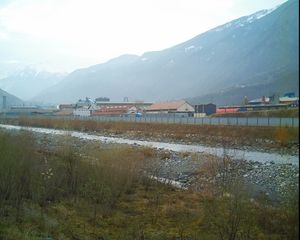 전경에 아크 강이 보이는 알칸 공장