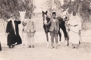 키프로스 망명 시절의 후세인 빈 알리가 수행원 및 말과 함께 포즈를 취하고 있다