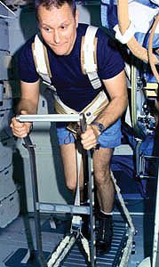 챌린저호의 중간 갑판에서 러닝머신을 사용하는 오버마이어