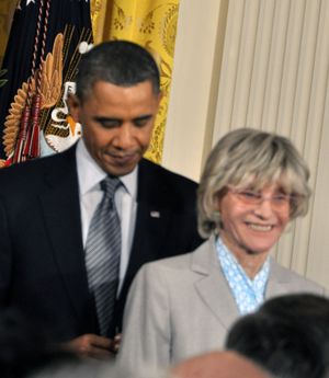 2011년 오바마 대통령이 케네디에게 대통령 자유 훈장을 수여하고 있다.