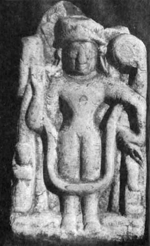 바수데바의 속성을 가진 조각상. 세 가지 속성을 지니고 있으며, 손은 무서인을 하고 있고, 광배는 없다. 3~4세기.