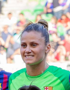 시즌의 선수 스쿼드와 시즌의 골키퍼로 선정된 산드라 파뇨스