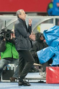 2015년 3월 31일, 오스트리아와의 친선경기에서 보스니아 헤르체고비나 국가대표팀을 지휘하는 바즈다레비치.