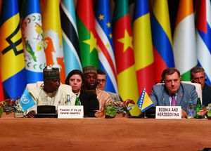 바쿠에서 열린 제18차 비동맹 운동 정상회의에 참석한 도디크 (2019년 10월 25일)