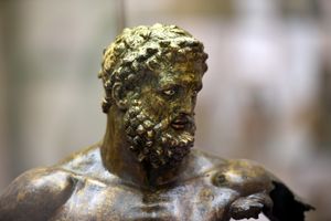 헤라클레스 청동 조각상(메세네 또는 카라케네의 헤라클레스)의 상반신. 이라크 셀레우키아 출토. 양쪽 허벅지(미표시)에는 그리스어와 파르티아어의 이중 언어 비문이 새겨져 있다. 이라크 박물관, 바그다드