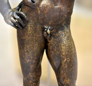 세부, 비문, 그리스어와 파르티아어, 헤라클레스 청동 조각상의 하반신, 티그리스 강변의 셀레우키아 출토, 이라크. 이라크 박물관