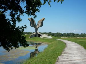 야세노바츠 기념비 by 보그단 보그다노비치.