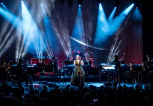 2017년 10월 15일, 로스앤젤레스의 그리스 극장에서 Synthesis 투어의 일환으로 라이브 공연을 하는 에바네센스