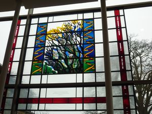 웰컴 생어 연구소의 설스턴 빌딩에 위치한 기념 스테인드 글라스 창문으로, 게놈 캠퍼스 개장을 기념한다