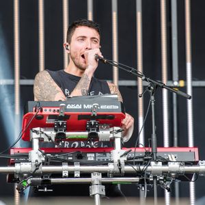 조던 피쉬는 세션 멤버로 참여해 달라는 요청을 받고 2012년에 밴드에 합류했다.