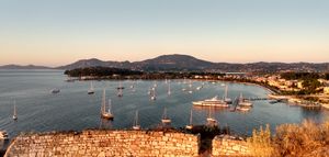 요새에서 바라본 닻을 내린 요트