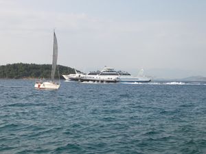 코르푸 항구 근처의 플라잉 돌핀 수중익선 페리. 전경에 비도 섬이, 배경에 알바니아 해안선이 보인다.