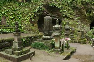 덴슈니의 묘(오른쪽). 왼쪽은 다이게츠인의 보협인탑