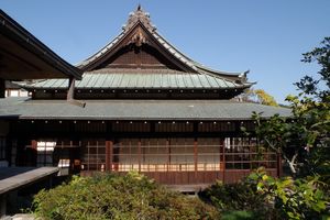 스루가 다이곤 어전 이축의 서원은 간토 대지진으로 붕괴되어 같은 평면으로 재건되었다. 일부는 옛 재료를 사용.