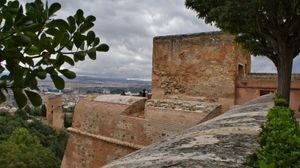 16세기에 현대 대포에 대한 방어를 개선하기 위해 곡선 성벽으로 강화된 탑의 예인 알카사바의 "토레 데 라 폴보라"