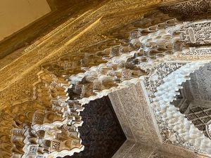 사자 궁전의 석고 조각 무카르나스 (모카라베스)