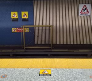 토론토 지하철 시스템의 다양한 데칼은 승객들에게 '간격을 주의하십시오'라고 상기시켜준다.