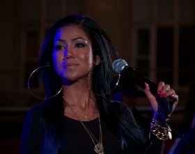 공연 중인 제네 아이코(2013년)