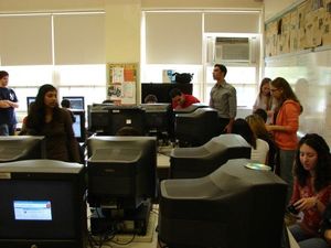 2006년 브롱크스 과학고등학교 학생들이 학교 간행물 중 하나인 The Science Survey에서 작업하는 모습