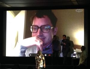 시네패밀리에서 열린 로스앤젤레스 시사회에서 스카이프를 통해 인터뷰를 하는 우드