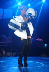 리한나가 앨범에 두 개의 리믹스 형태로 수록된 "Umbrella"를 공연하고 있다.