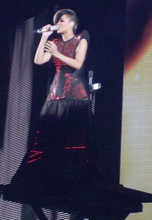 리한나가 어둡고 병적인 요소가 있는 곡 "Russian Roulette"을 공연하는 모습.