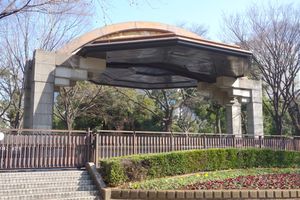 에비스 마스캇츠의 첫 콘서트 투어 〈전국 CAMP〉의 마지막 투어 장소인 히비야 야외음악당의 공연장 모습