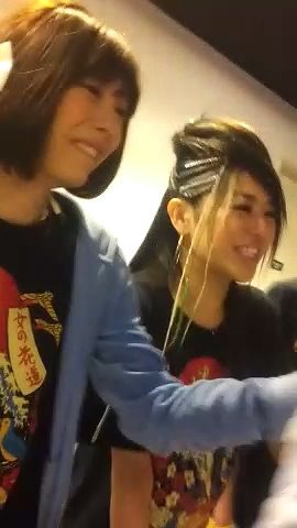 2013년 4월 7일, 에비스 마스캇츠의 마지막 콘서트 "여자의 꽃길"이 끝난 뒤, 악수회에서 팬들과 인사하고 있다.오른쪽 인물은 아오이 소라.