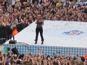 2012년 6월 영국 런던 웸블리 스타디움에서 공연하는 모습