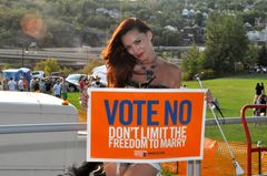 수타, 2012년 LGBT 결혼 권리 시위에서.