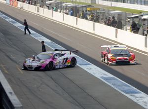 2015년 GT300 출전 차량 (사진 왼쪽)