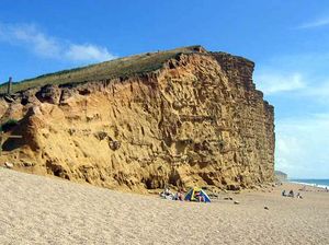 도싯주 웨스트 베이의 이스트 절벽과 해변은 드라마에서 대니 라티머의 죽음 장면을 제공했다.