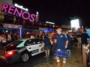 지브롤터 대 스코틀랜드 UEFA 유로 2016 예선 경기 후 알부페이라의 프란시스코 사 카르네이루 애비뉴(더 스트립)에서 춤을 추는 스코틀랜드 팬들