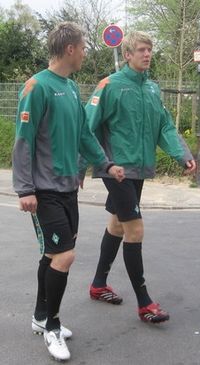 당시 팀 동료였던 페터 니에마이어와 함께 훈련장으로 걸어가는 로젠베리