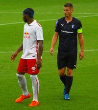 로젠베리가 2015년 챔피언스 리그 예선에서 레드불 잘츠부르크를 상대로 파울루 미란다를 마크하고 있다.