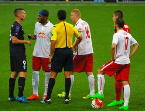 로젠베리가 2015년 챔피언스 리그 예선에서 레드불 잘츠부르크를 상대로 심판 및 상대 선수들과 대화하고 있다.