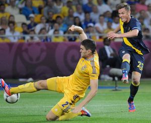 로센베리는 UEFA 유로 2012에서 스웨덴 대표팀으로 뛰던 중 예우헨 셀린에게 슛을 막혔다.