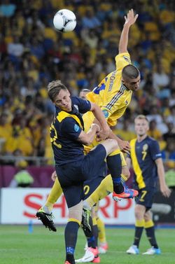 로센베르크와 예우헨 하체리디가 UEFA 유로 2012에서 스웨덴 대표팀으로 뛰던 중 공을 쫓고 있다.