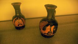 푸이그 데스 몰린스 묘지에서 발견된 고대 그리스 아리발로이. 이비사 푸이그 데스 몰린스 박물관