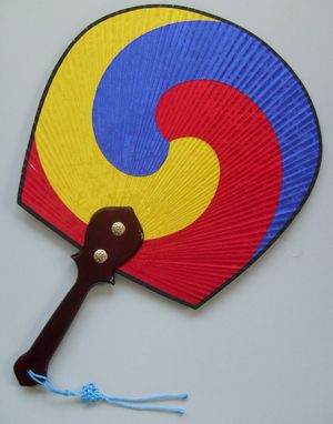 세 가지 색 태극 문양 부채