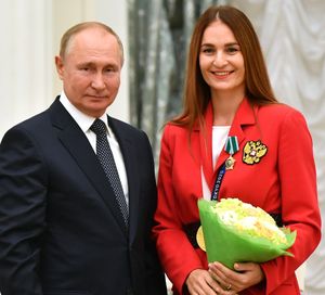 2021년 블라디미르 푸틴에게서 우호 훈장을 받는 벨리카야