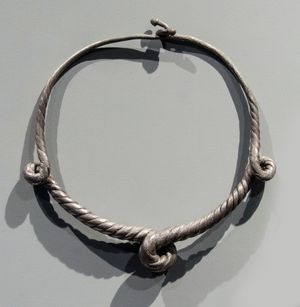 1956년 팔렌시아 필리펜세스 학교에서 발견된 은제 팔찌.