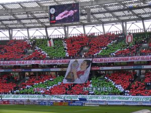 전 주장과의 첫 경기 전, "사투른"의 드미트리 로스코프에게 인사하는 로코모티프 팬들