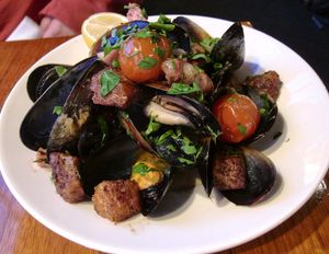 방울 토마토와 크루통을 곁들인 홍합 요리