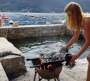 홍합 양식장에서 굽는 간단한 홍합 (코토르만, 몬테네그로).