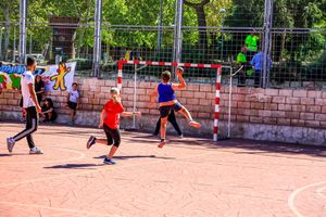 시우다드레알에서 길거리 핸드볼을 하는 아이들