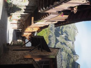 페냐알바 데 산티아고의 전통 건축물로, 배경은 몬테스 아킬라노스이다.